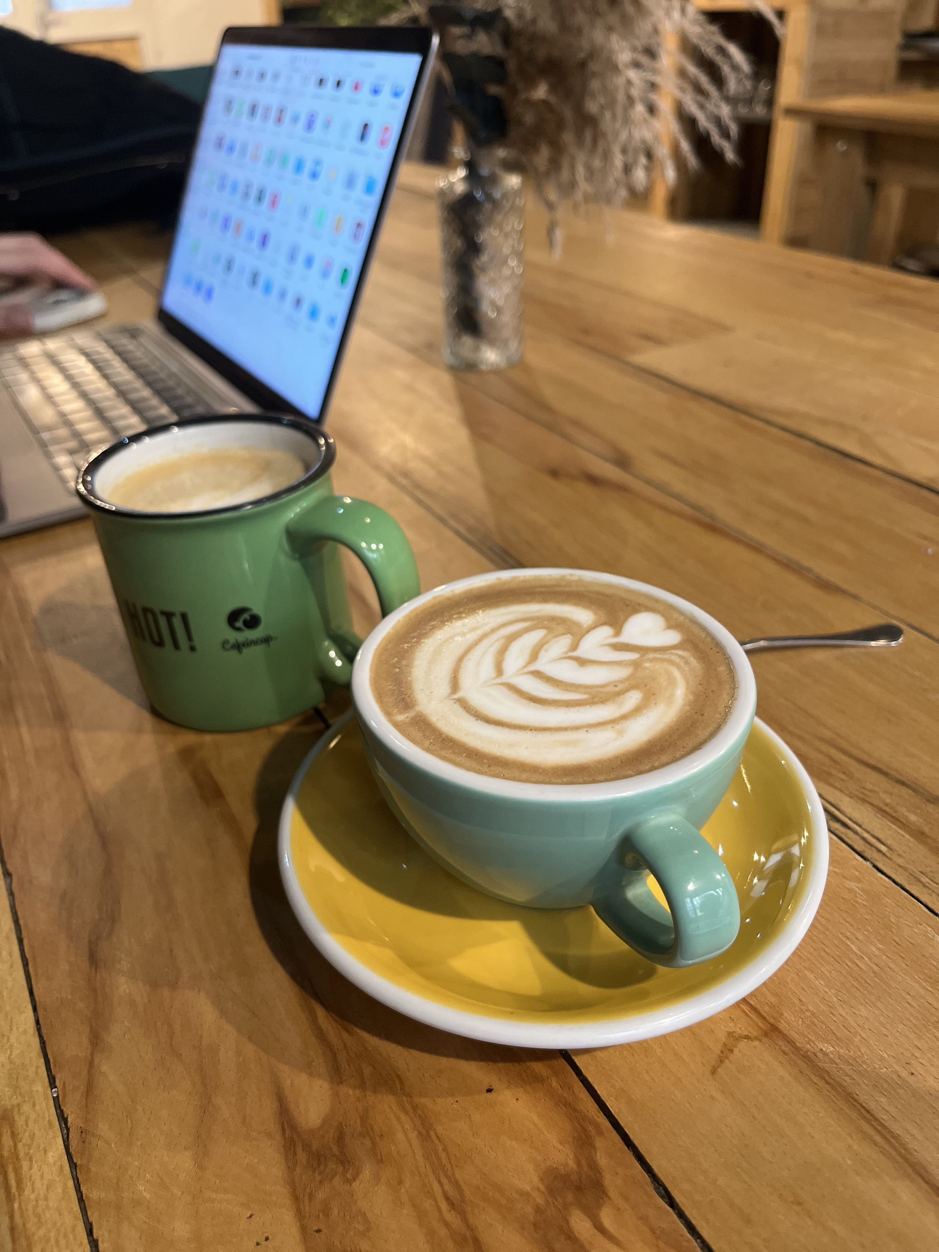 Deux cafés sur une table